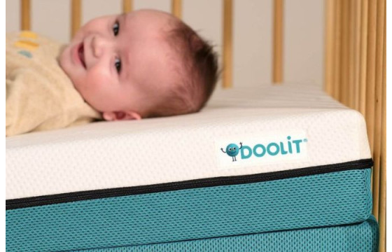 Matelas bébé et son plan incliné