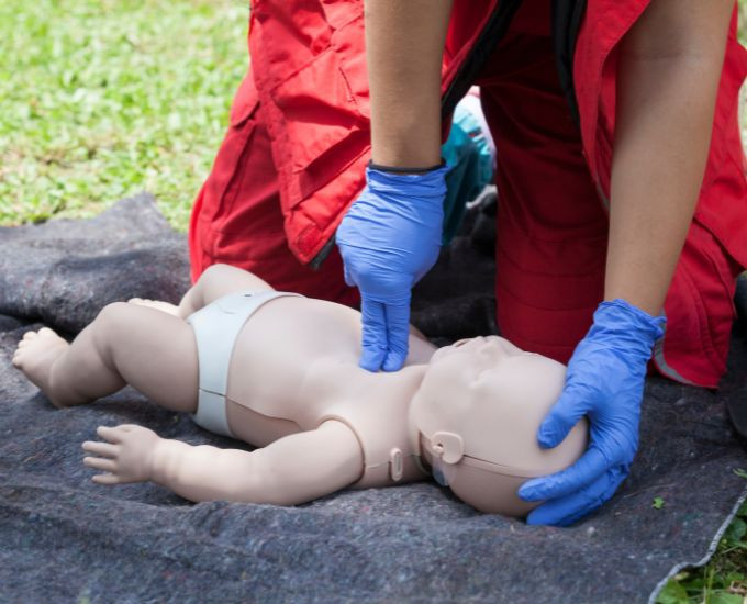 [Vidéo] Les techniques de compressions thoraciques chez le nourrisson