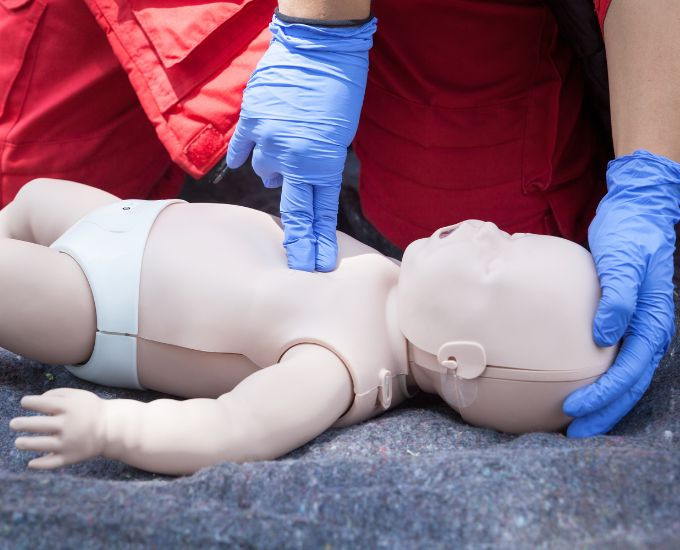 L'arrêt cardiaque du bébé : comment le reconnait-on et comment réagir ? 