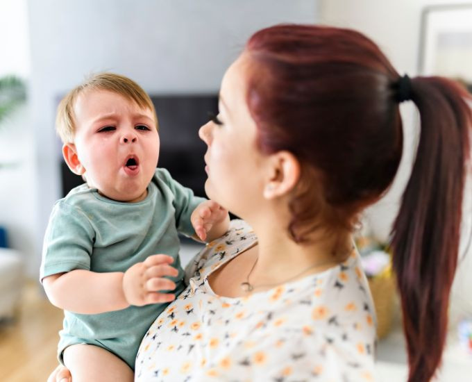 ¿Cómo se identifica la obstrucción de las vías respiratorias en los lactantes?