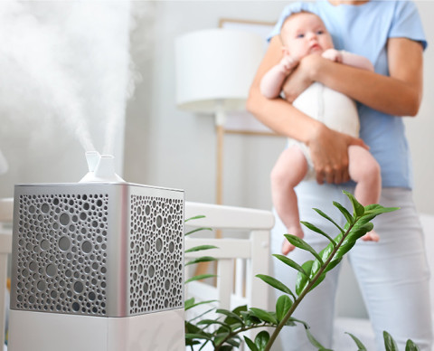 ¿Cómo puedo humidificar el aire de la habitación de mi bebé?